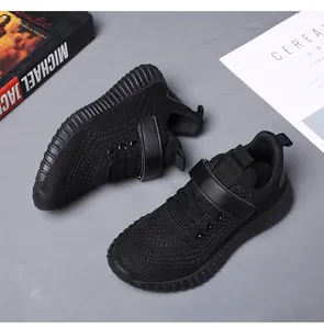 Vue détaillée des chaussures de course en mesh respirant pour enfants avec bande velcro