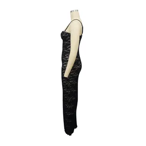 Elegante Seitenansicht eines sexy schwarzen Spitzenkleides auf einer Schaufensterpuppe.