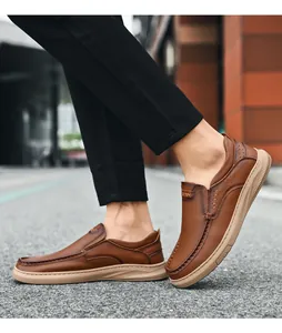 Close-up van bruine herenloafers van echt leer die in een buitenomgeving worden gedragen