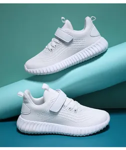 Détail de baskets en maille respirante blanche pour enfants avec bride Velcro