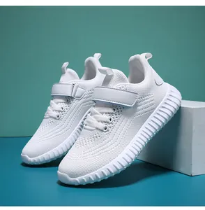 Baskets respirantes en mesh blanc pour enfants avec Velcro et une semelle côtelée.