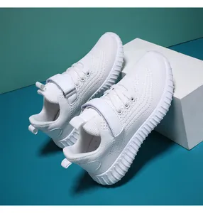 Vue latérale de baskets en maille blanche respirante pour enfants avec détail velcro