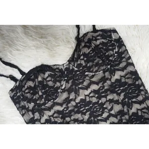 Detailansicht der filigranen schwarzen Blütenspitze an einem sexy Abendkleid mit Trägern