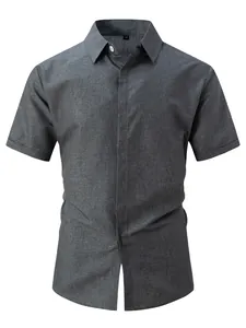 Dettaglio ravvicinato di camicia casual grigia a maniche corte uomo