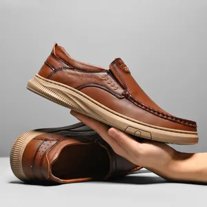 Comfortabele bruine echt lederen herenloafers met antislipzool ontwerp.