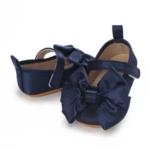 Primer plano de zapatos de princesa para bebé azul marino con un lazo grande