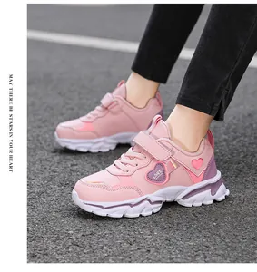Detailansicht der pinkfarbenen Mädchen-Laufschuhe mit Herzdesign und Klettverschluss