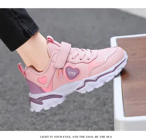 Rosafarbene leichte Laufschuhe für Mädchen mit herzförmigen LOVE-Verzierungen im Detail.