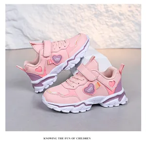 Leichte pinke Mädchen-Sneaker mit Herz-Design und lila Details an der Sohle.