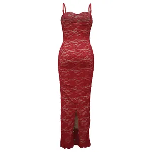 Detaillierte Rückansicht eines sexy roten Maxi-Spitzenkleides mit einem Rückenschlitz