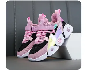 Detailansicht von rosa atmungsaktiven Mesh-Kinderschuhen mit bequemen weichen Sohlen.