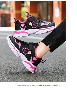 Detailaufnahme von leichten schwarz-pinken Laufschuhen mit Herzmuster für Mädchen