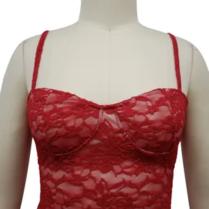 Detailansicht des komplizierten roten Blumen-Spitzenmusters an einem sexy Damenkleid
