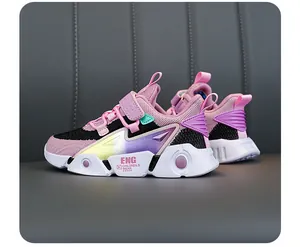 Seitenansicht der atmungsaktiven Kinder-Laufschuhe in Pink und Schwarz mit weicher weißer Sohle