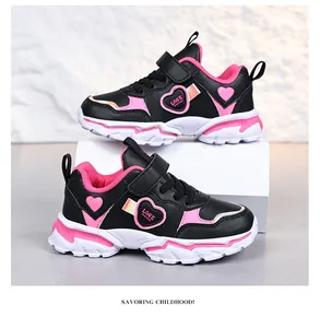 Detailansicht der schwarz-rosa Mädchen-Sneaker mit Herzmustern und weichen Sohlen.