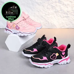 Leichte und leuchtende Sportschuhe für Mädchen mit Herzmustern und weichen Sohlen