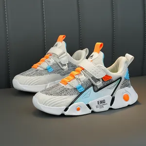 Atmungsaktive Mesh-Kindersneaker in Weiß und Grau mit kräftigen Akzenten in Orange und Blau