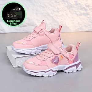 Rosa Mädchen Turnschuhe mit Herzmuster und praktischem Klettverschluss, leicht und bequem