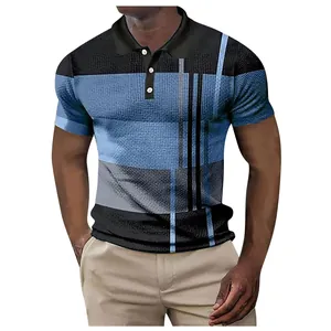 Dettaglio polo casual da uomo con strisce geometriche stampate in blu e nero