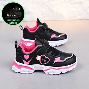 Leichte Sportschuhe für Mädchen in Schwarz und Rosa mit einem leuchtendem Herzdesign