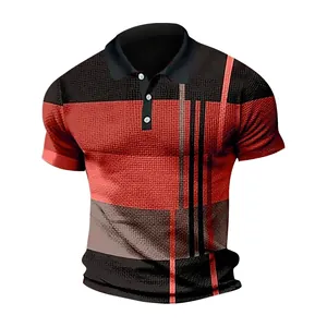 Primo piano di una polo da uomo a maniche corte con un motivo a strisce geometriche rosse