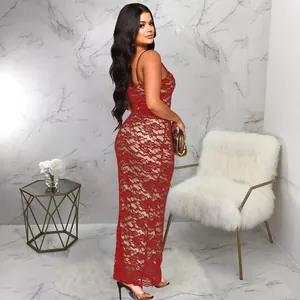 Modell trägt sexy rotes Spitzen-Maxikleid mit Spaghettiträgern in eleganter Umgebung