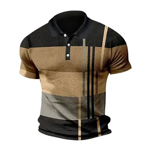 Dettaglio del motivo a righe marroni e nere su una polo sportiva da uomo a maniche corte