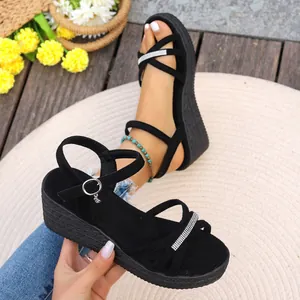 Eleganti sandali con zeppa neri con cinturini in strass e suola platform comoda.