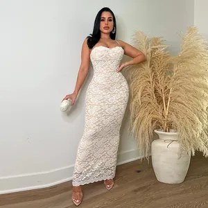 Elegantes weißes Maxi-Spitzenkleid mit figurbetonter Silhouette und Wellensaum-Detail