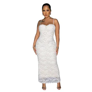 Elegante Detailansicht von sexy weißem Spitzen-Maxikleid mit schlanker, figurbetonter Passform