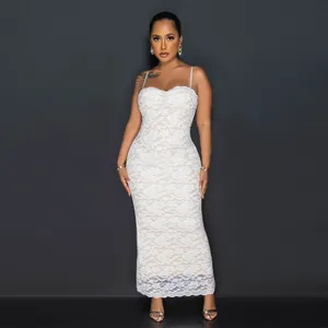 Elegantes weißes Maxikleid aus Spitze mit Spaghettiträgern und einer schmeichelhaften Silhouette