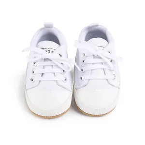 Detalle en primer plano de zapatillas de lona blancas para bebé con cordones seguros