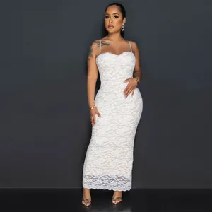 Detailansicht eines eleganten weißen Maxi-Spitzenkleides mit figurbetonter Form