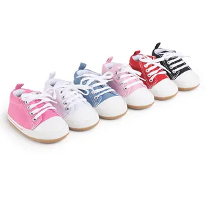 Variedad de zapatos de lona para bebés en diversos colores vibrantes mostrados juntos