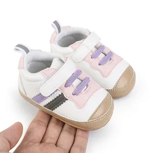 Vista dettagliata delle scarpe da bambino rosa e bianche 0-1 anno con chiusura velcro