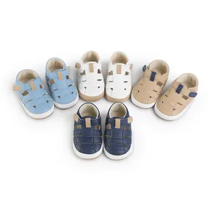 Detailansicht von Baby-Sommergehsandalen in den Farben Blau, Weiß und Khaki