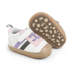 Primo piano di scarpe primi passi per neonati con suola antiscivolo e motivo a impronta