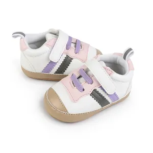 Scarpe primi passi bianche per neonati con dettagli rosa e viola e chiusura a strappo