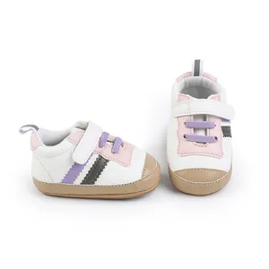 Vista dettagliata di scarpe primi passi per neonati con chiusura a strappo