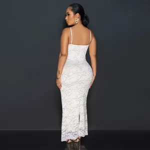 Rückansicht eines sexy weißen Maxi-Spitzenkleides mit eleganten Spaghettiträgern