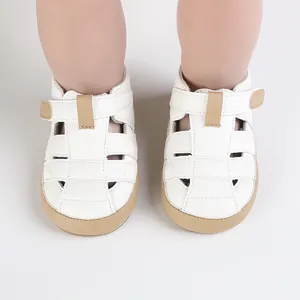 Detaillierte Draufsicht auf weiße Baby-Fischersandalen mit braunen Riemen für den Sommer