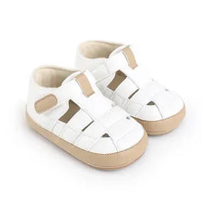 Detaillierte Ansicht weißer Baby-Sommersandalen mit atmungsaktivem, hohlem Design.