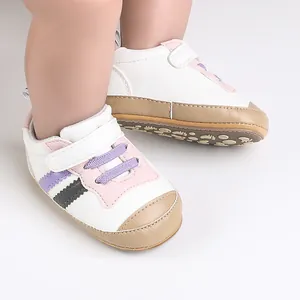 Primo piano di comode scarpe per neonati in morbida pelle con cinturini in velcro.