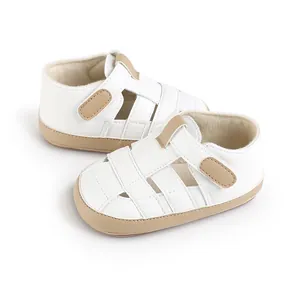 Detaillierte Nahaufnahme von weißen und beigen Lauflern-Sandalen aus Leder für Babys