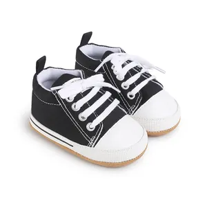 Clásicos zapatos de lona negros y blancos para bebés con suelas blandas cómodas