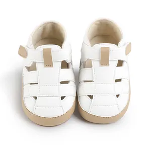 Draufsicht auf weiße Baby-Lauflern-Sandalen mit braunen Gummisohlen für 0-1 Jahre