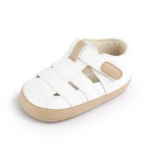 Nahaufnahme von weißem Baby-Sommerschuh mit beiger Sohle und Klettverschluss