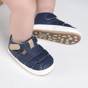 Detail von Baby-Sommersandalen mit rutschfester Sohle und blauen Lederriemen.