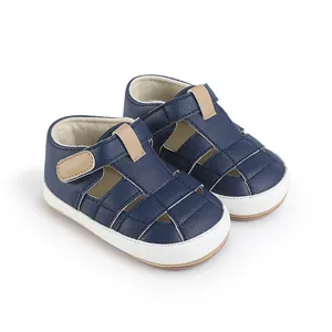 Detailansicht der dunkelblauen Baby-Lauflernsandalen aus Kunstleder für Kleinkinder.