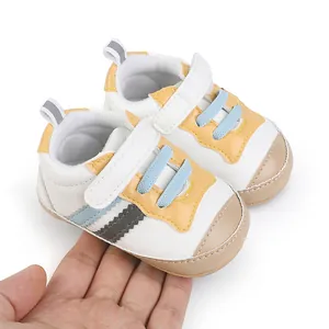 Dettaglio di scarpe primi passi morbide per neonati con patchwork in pelle